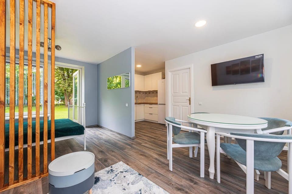 Kitchen or kitchenette, Living room, Seating area, Dining area