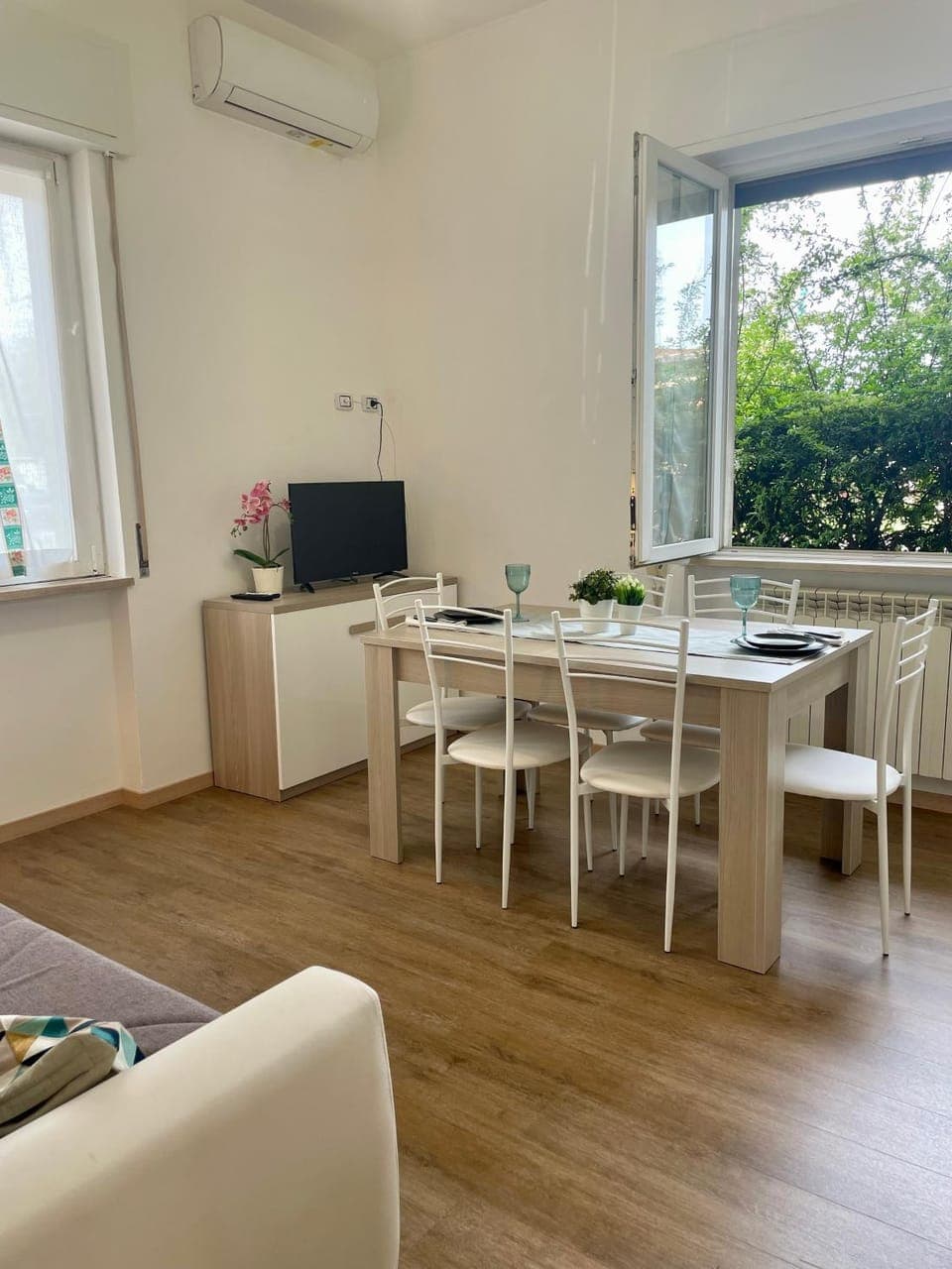 TV and multimedia, Living room, Seating area, Dining area, air conditioner