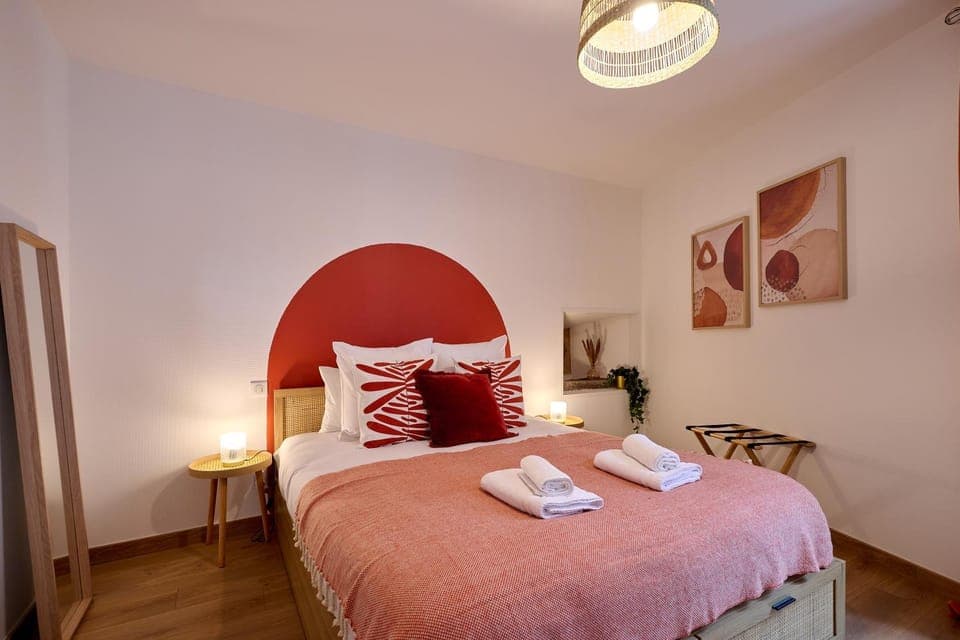 Bed, Photo of the whole room, Bedroom, towels