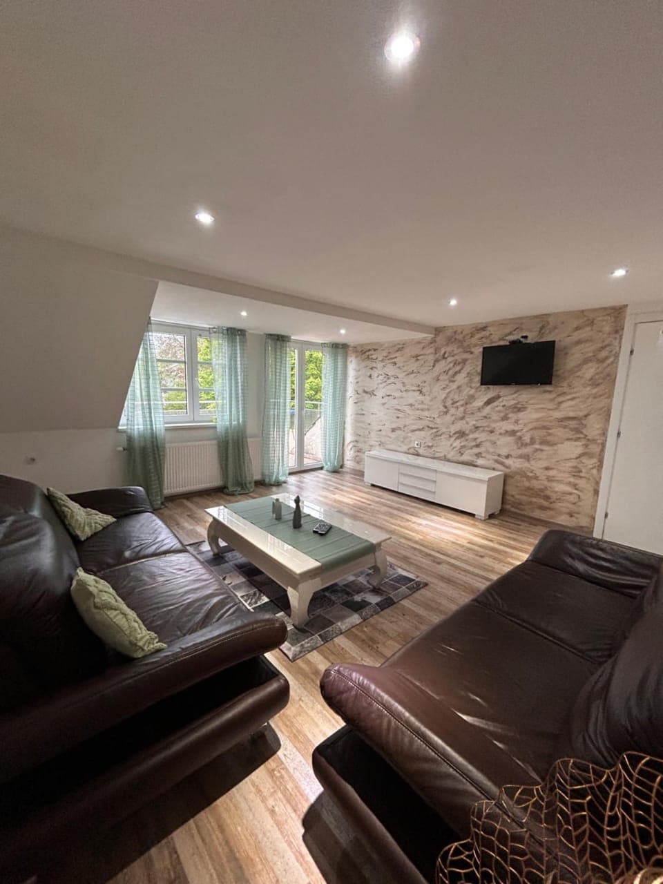 Communal lounge/ TV room, TV and multimedia, Living room, Seating area, Evening entertainment