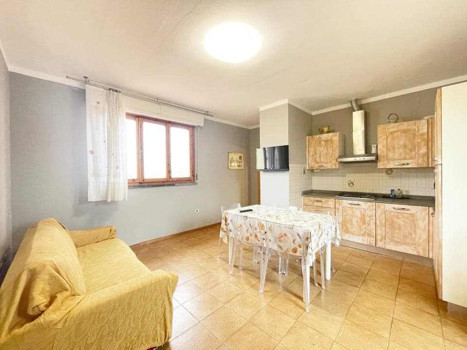 TV and multimedia, Kitchen or kitchenette, Living room, Seating area, Dining area, stove