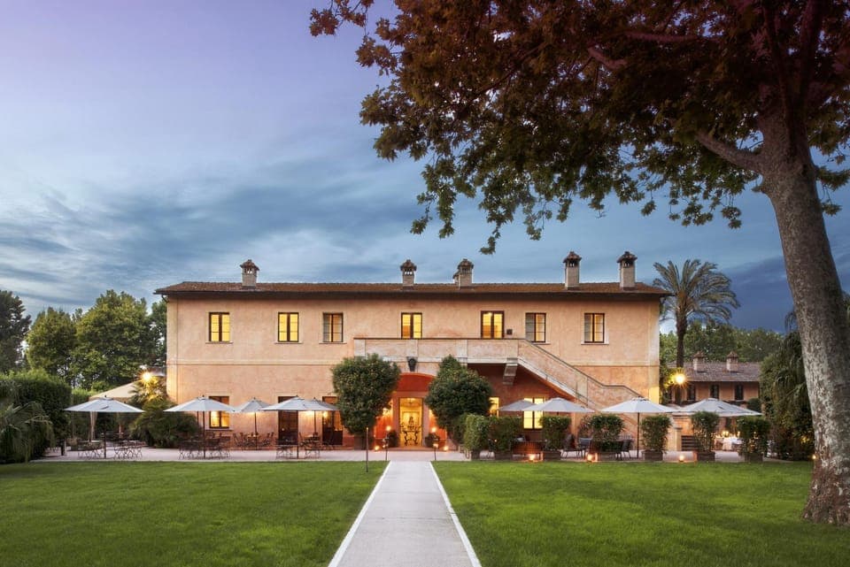 Property building, Facade/entrance, Day, Natural landscape, Garden, Garden view