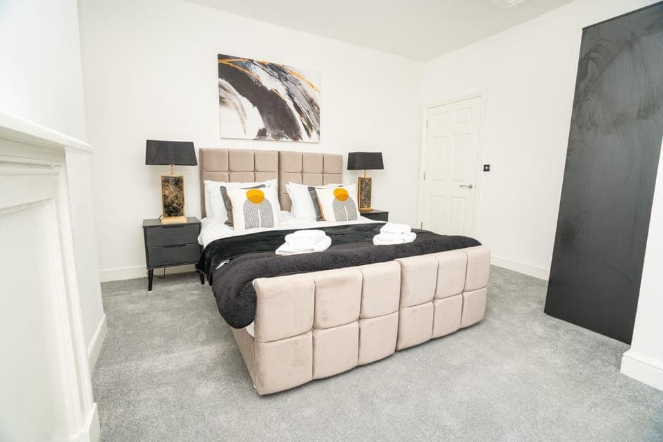 Bed, Photo of the whole room, Bedroom, towels