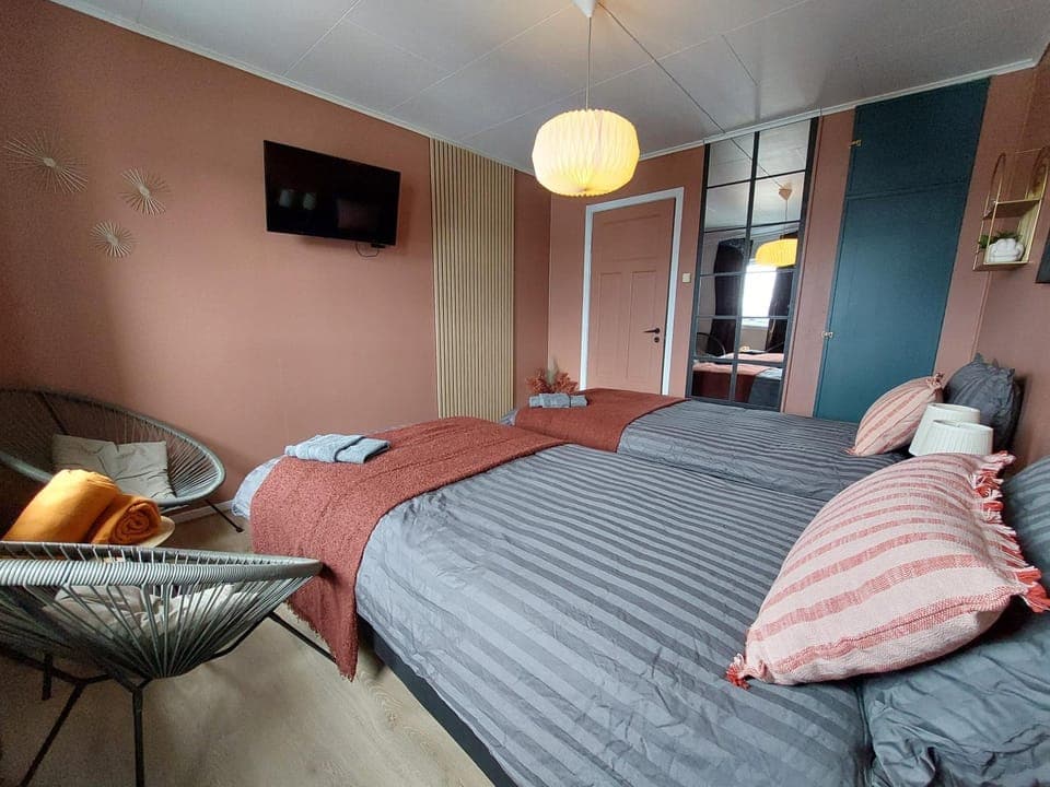 Bed, TV and multimedia, Bedroom