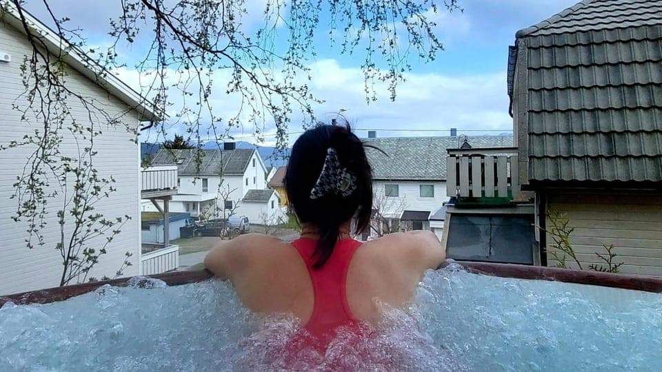 Natural landscape, Hot Tub, Pool view, group of guests