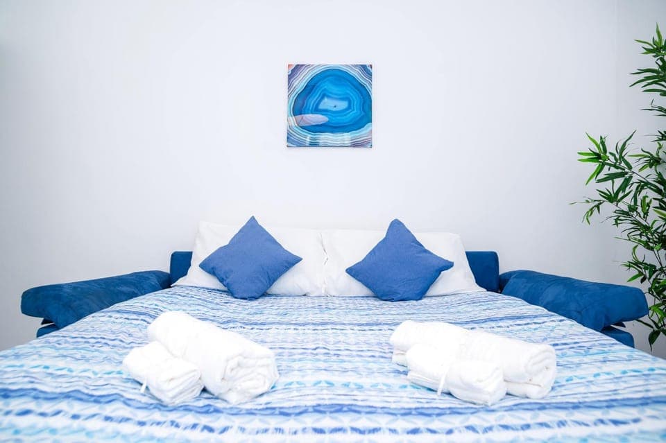 Bed, Photo of the whole room, Bedroom, towels