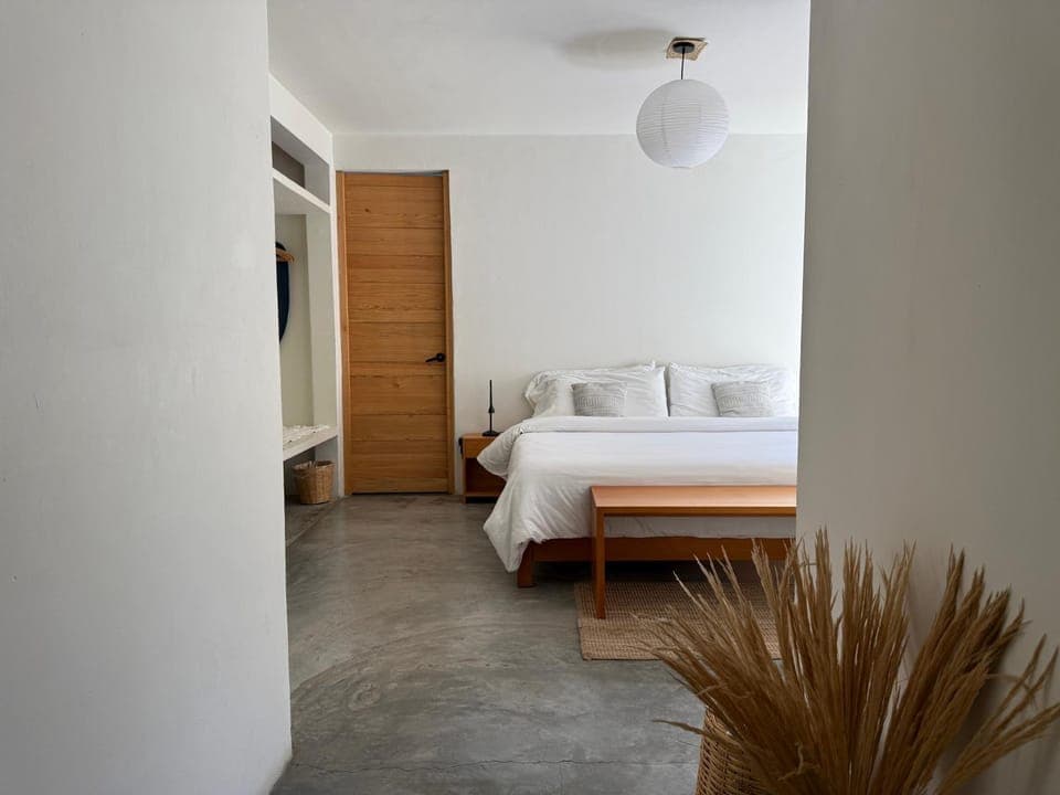 Bed, Photo of the whole room, Decorative detail, Guests