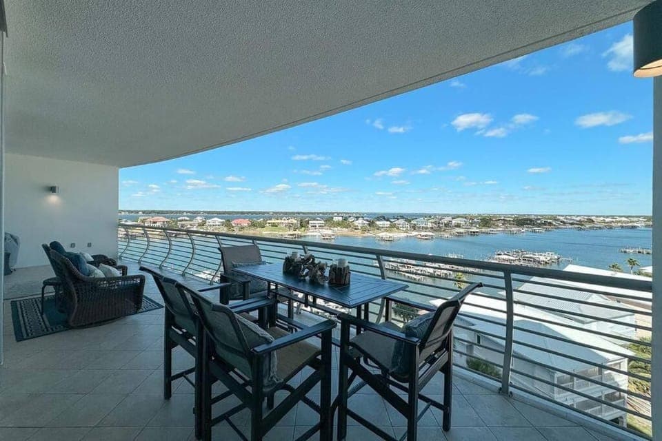 Day, View (from property/room), Balcony/Terrace, Seating area, Dining area, Lake view, River view