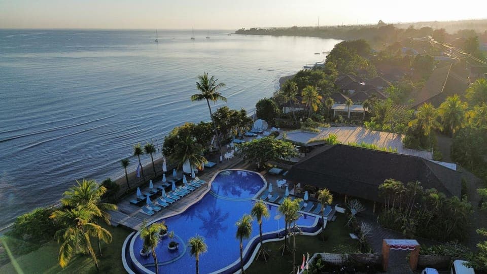 Property building, Restaurant/places to eat, Swimming pool