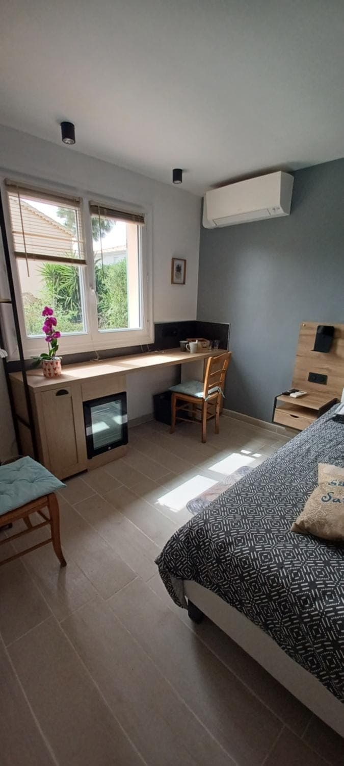 Seating area, Bedroom, air conditioner