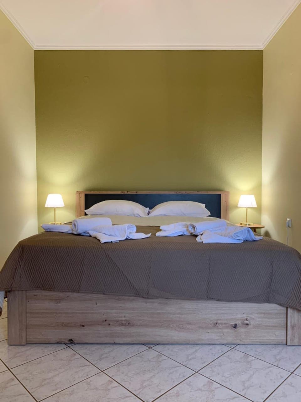 Bed, Bedroom, towels