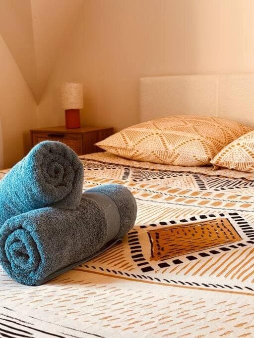 Bed, Photo of the whole room, Bedroom, towels