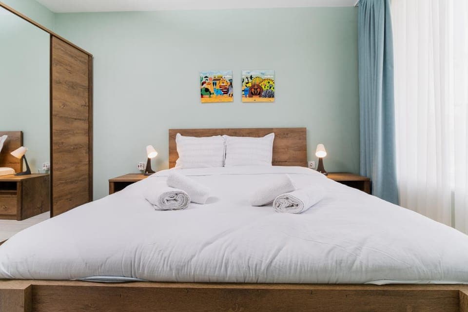 Bed, Photo of the whole room, Bedroom, towels