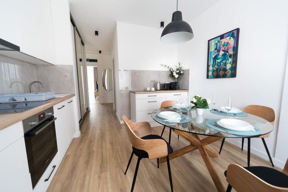 Coffee/tea facilities, Kitchen or kitchenette, Dining area, dishwasher, oven, stove