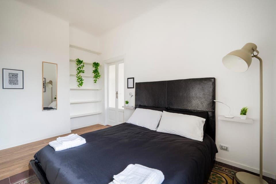 Bed, Photo of the whole room, Bedroom, towels