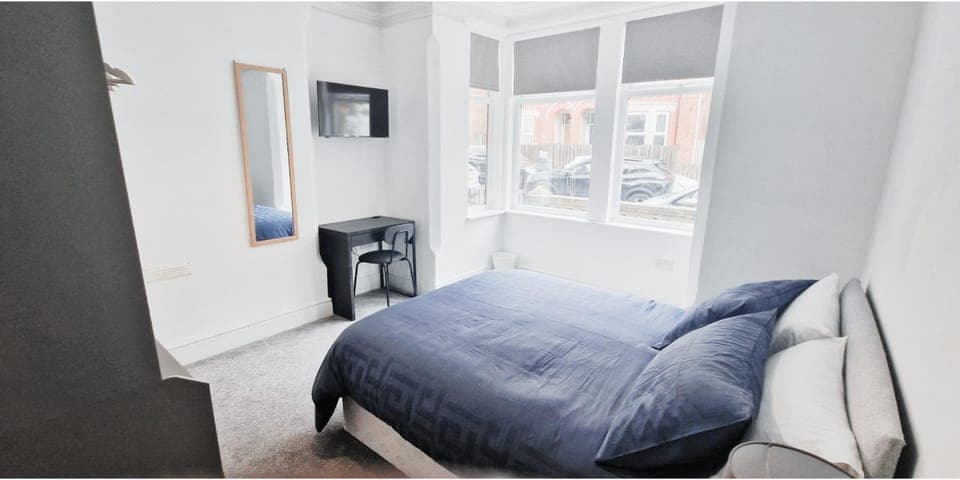 Bed, TV and multimedia, Photo of the whole room, Bedroom