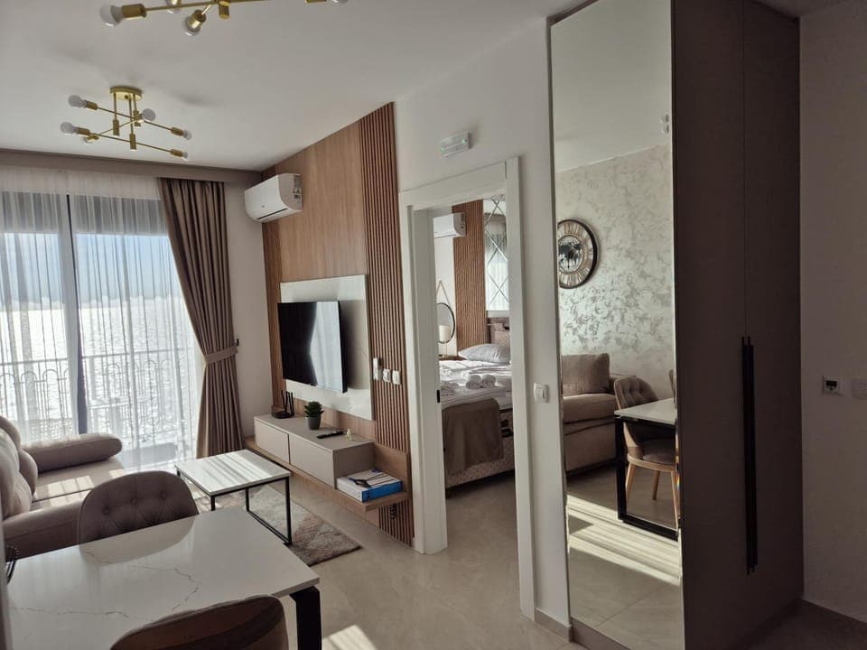 Bed, TV and multimedia, Living room, Photo of the whole room, Seating area, Evening entertainment, Bedroom