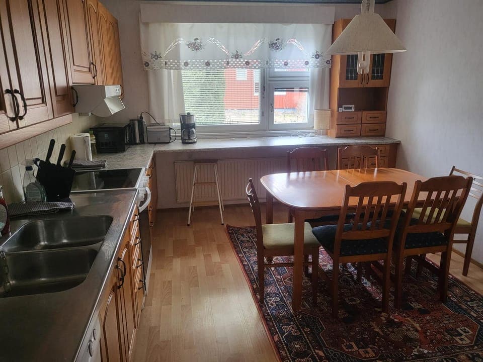 Kitchen or kitchenette, Dining area