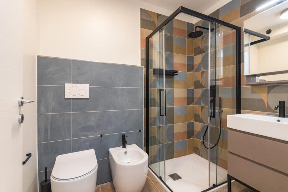 Shower, Toilet, Bathroom, bidet, towels