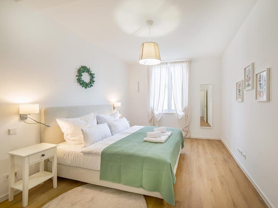 Bed, Photo of the whole room, Bedroom, towels