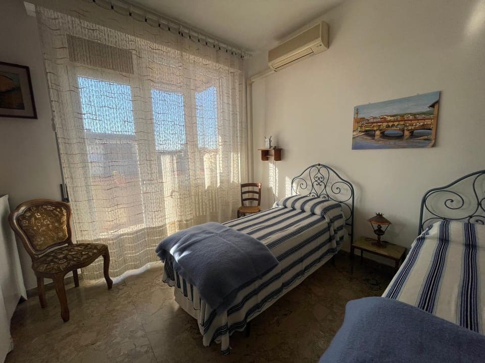 Bed, Living room, air conditioner