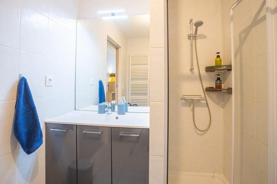 Shower, Bathroom, hair dryier, towels