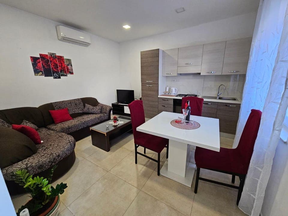 Kitchen or kitchenette, Living room, Seating area, Dining area, air conditioner