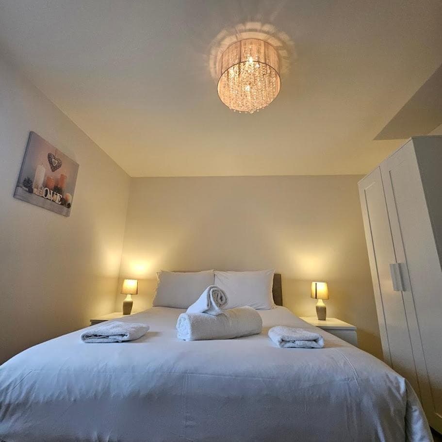 Bed, Photo of the whole room, Bedroom, towels