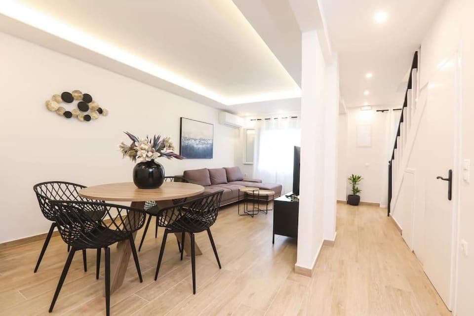 Photo of the whole room, Seating area, Dining area