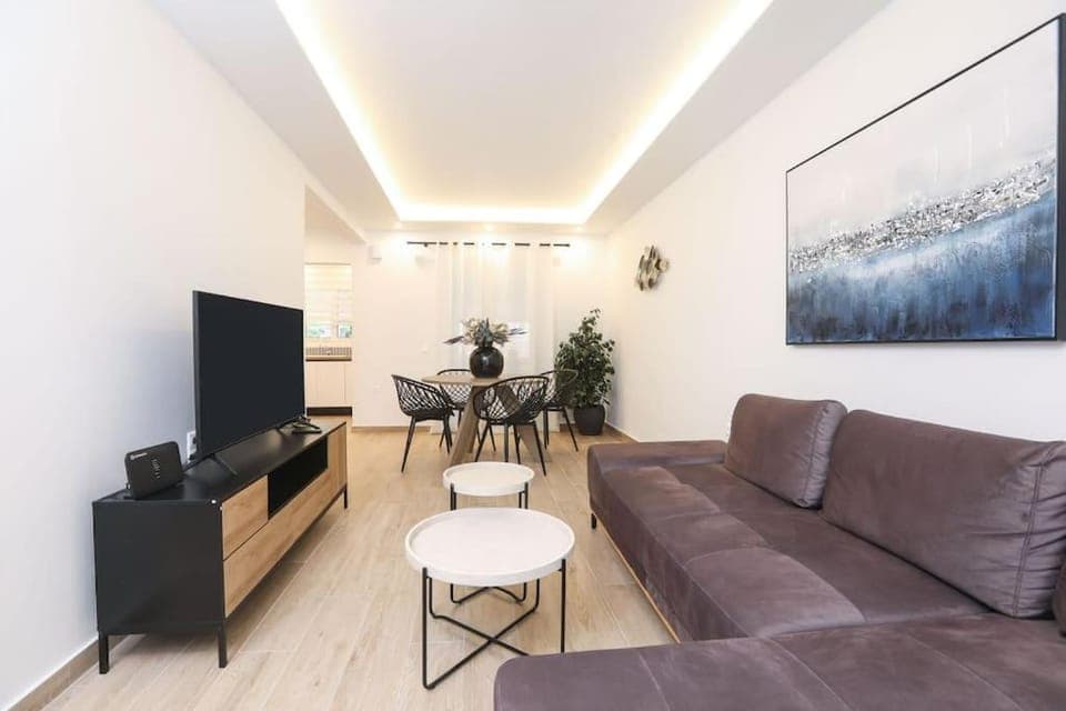 Communal lounge/ TV room, Living room, Seating area, Evening entertainment