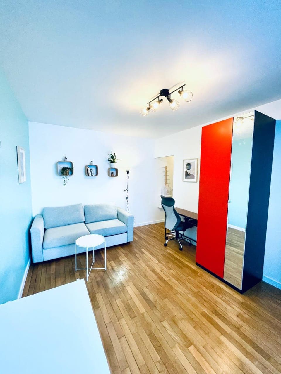 Bed, TV and multimedia, Living room, Photo of the whole room, Seating area