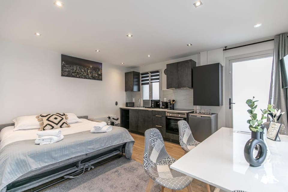 Bed, TV and multimedia, Kitchen or kitchenette, Living room, Seating area, Dining area, minibar, pet friendly