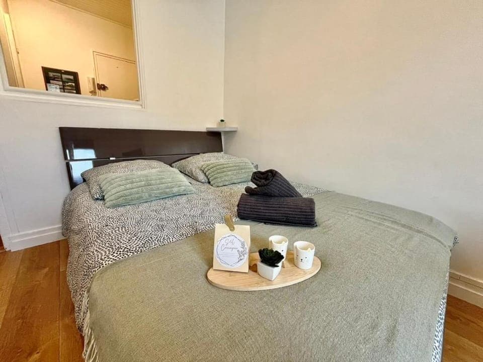 Bed, Bedroom, towels