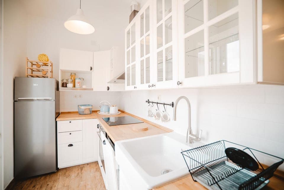 Kitchen or kitchenette, dishwasher, stove