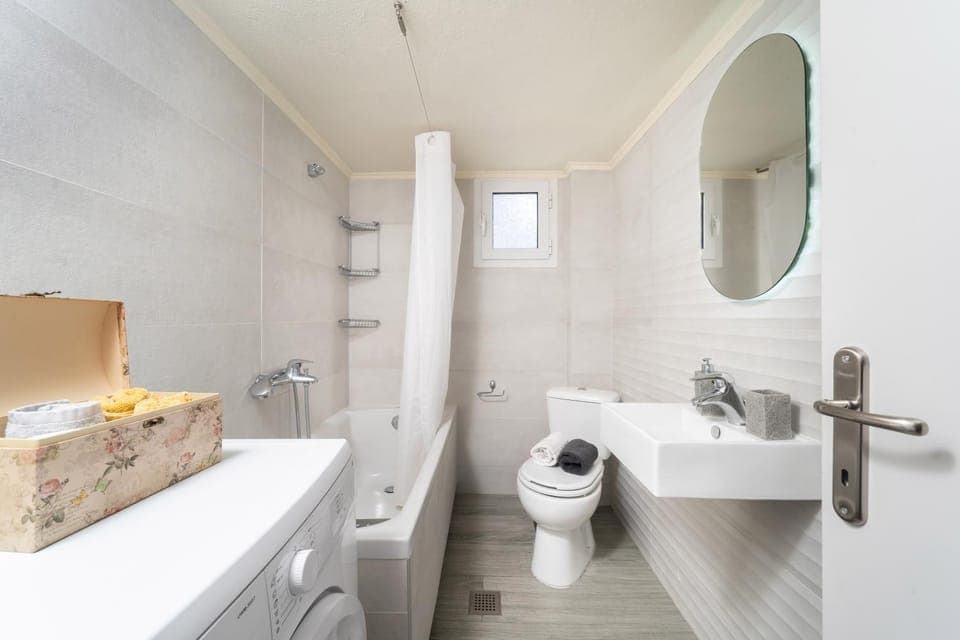 Toilet, Bath, towels