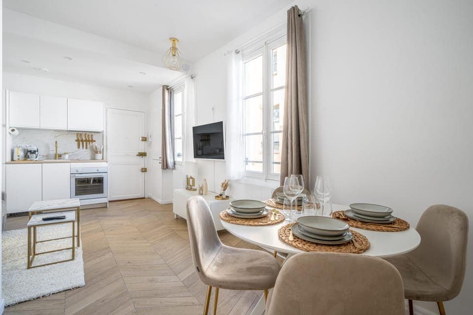 TV and multimedia, Living room, Seating area, Dining area, internet, stove