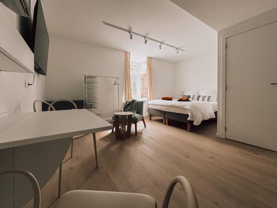 Bed, TV and multimedia, Kitchen or kitchenette, Living room, Photo of the whole room, Seating area, Dining area, Bedroom, wardrobe