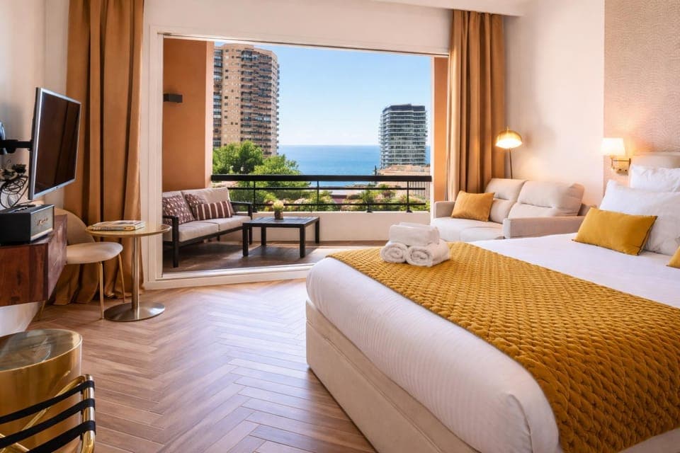 Bed, Natural landscape, TV and multimedia, View (from property/room), Balcony/Terrace, Living room, Photo of the whole room, Seating area, Bedroom, Sea view