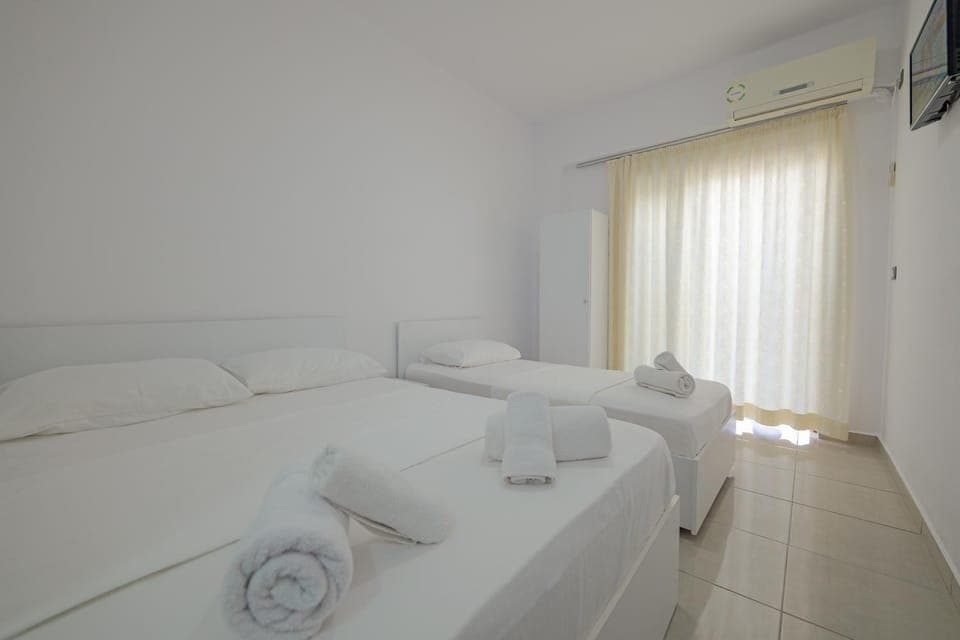 Bed, TV and multimedia, Photo of the whole room, Bedroom, towels, air conditioner