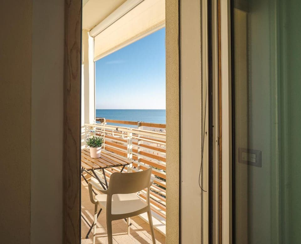 Natural landscape, View (from property/room), Balcony/Terrace, Dining area, Sea view