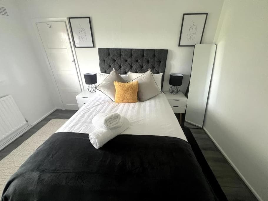 Bed, Bedroom, towels