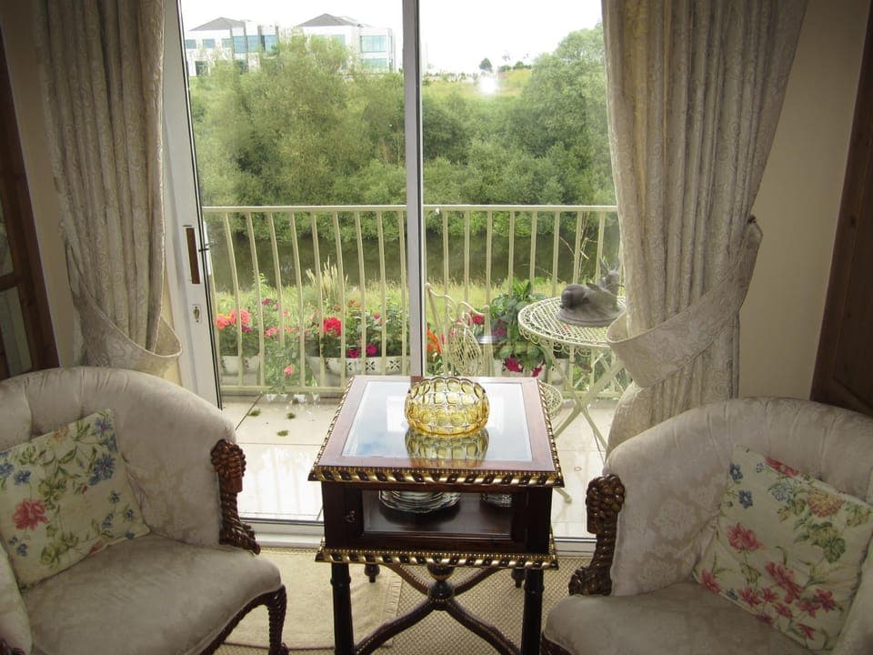 Day, Seating area