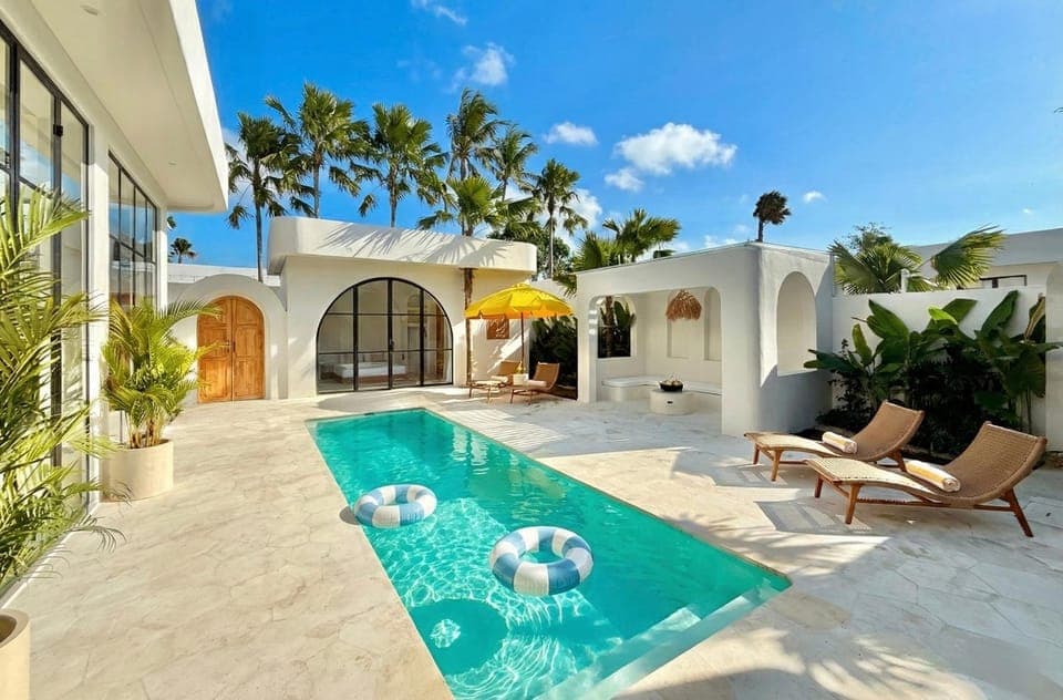 Property building, Patio, Spring, Day, Natural landscape, Garden, Garden view, Pool view, Swimming pool, sunbed