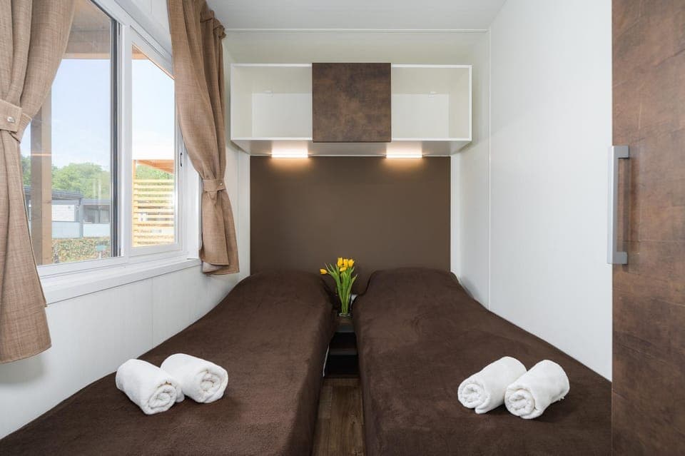 Bed, Bedroom, towels