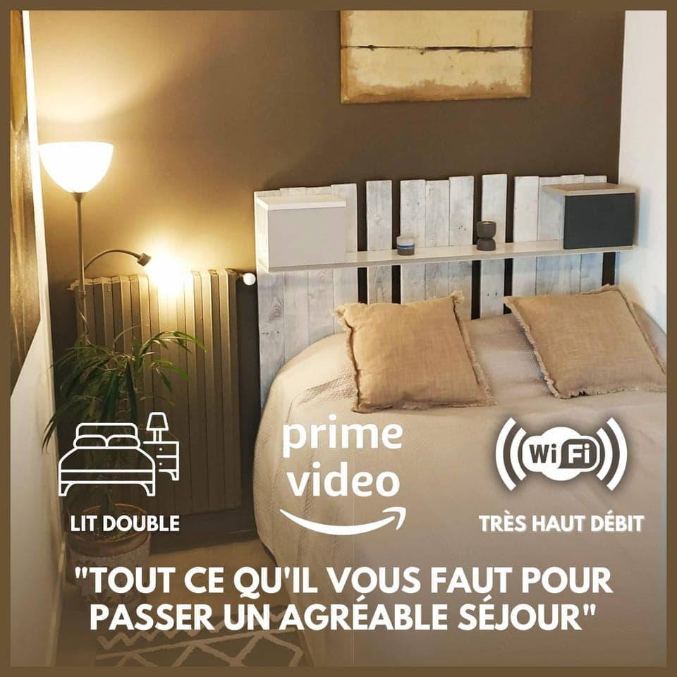 Bed, Photo of the whole room, Bedroom, Text overlay