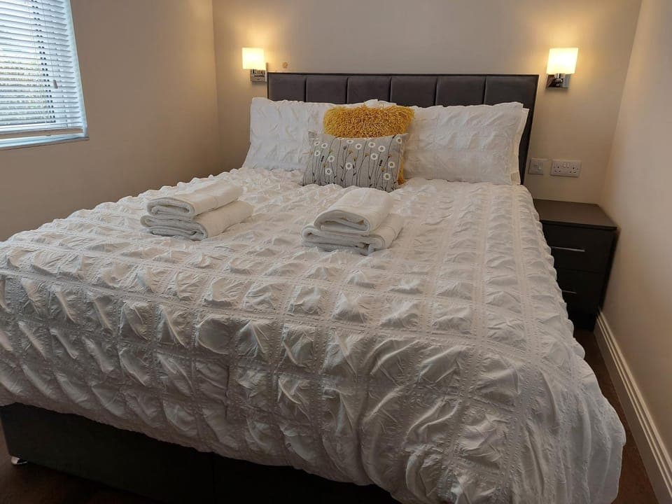 Bed, Bedroom, towels