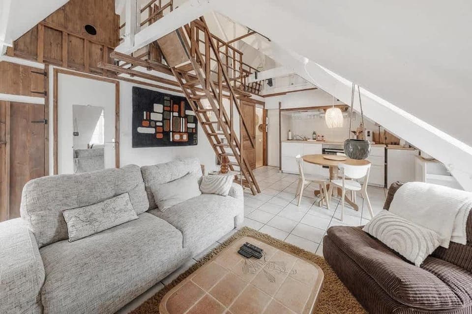 TV and multimedia, Kitchen or kitchenette, Living room, Seating area, Dining area