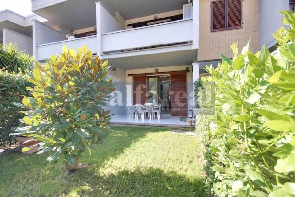 Property building, Facade/entrance, Garden