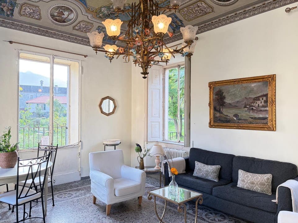 Living room, Seating area