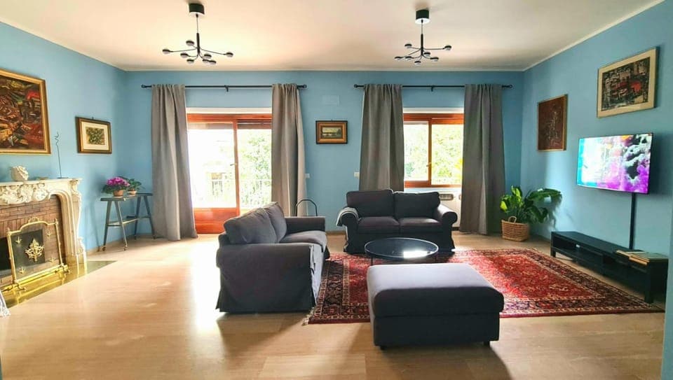 Communal lounge/ TV room, TV and multimedia, Living room, Seating area, Evening entertainment